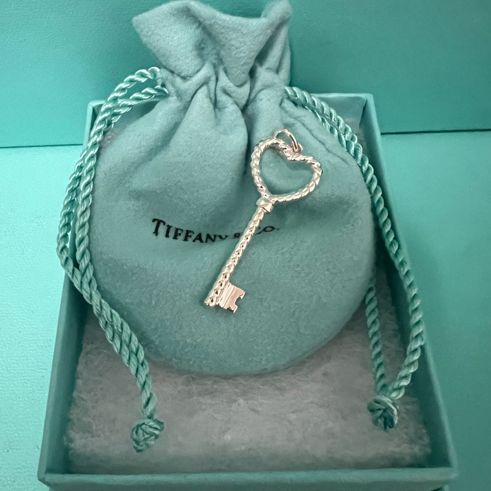 🌸🌸 Authentic Tiffany & Co. Twist Heart Key